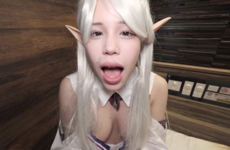 可爱的金发 Cosplayer Miu Akino 在 POV 口交过程中被喷得满脸通红