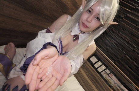 可爱的金发 Cosplayer Miu Akino 在 POV 口交过程中被喷得满脸通红