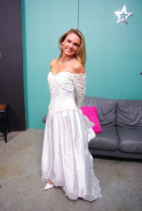 Clothed bride Amanda Blow shedding wedding dress before MMF sex - pornpics.de