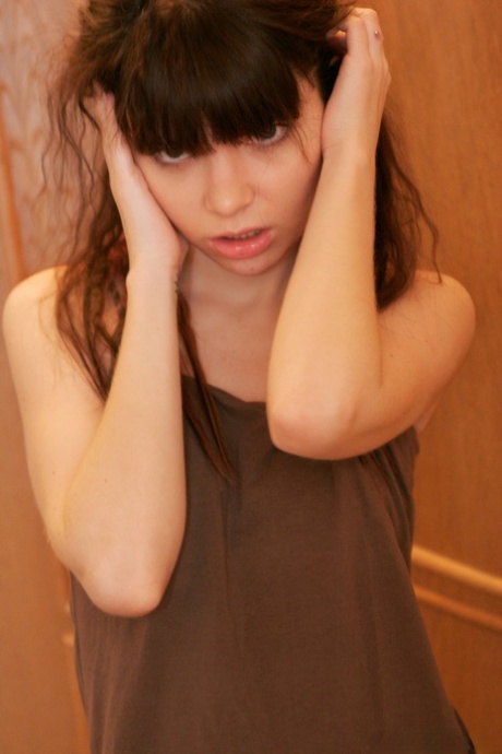 18 岁的黑发少女 Kaira 18 在裸体前放下电话