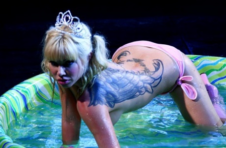 Lesbian pornstars Puma Swede & Angie eat pussy in a wading pool on the patio - pornpics.de