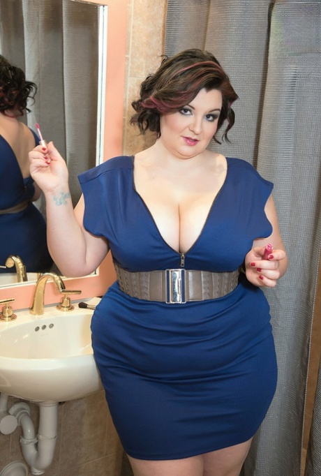 BBW Lucy Lenore unleashes her big boobs in the bathroom after doing her makeup - pornpics.de
