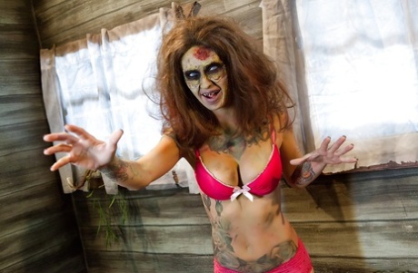 Saucy brunette cosplayer Kleio unveils her zombie tits and pussy - pornpics.de