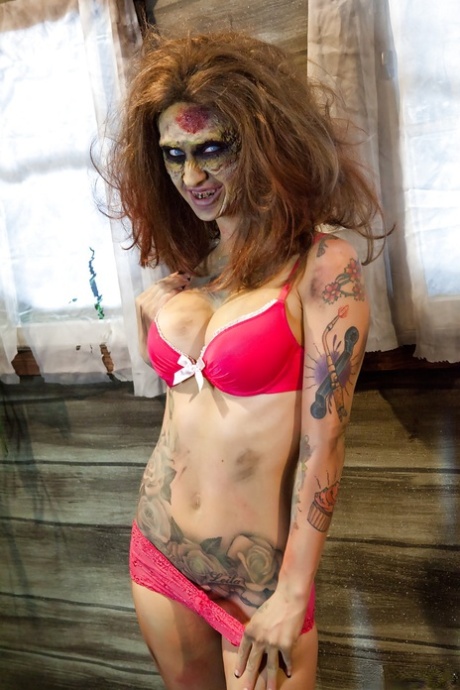 Saucy brunette cosplayer Kleio unveils her zombie tits and pussy - pornpics.de