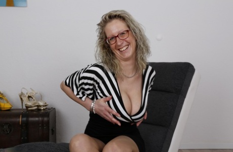热情的德国家庭主妇捏着她的大奶子，舔着性感的乳头
