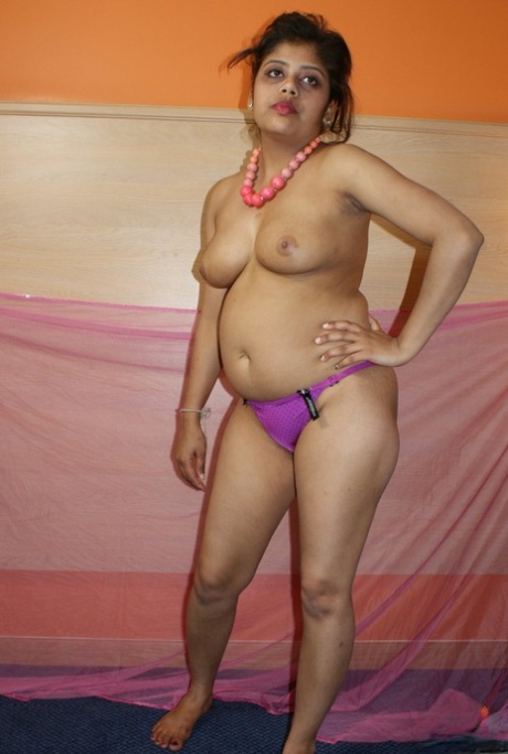 Chubby Indian girl Rupali takes off traditional clothing while getting naked