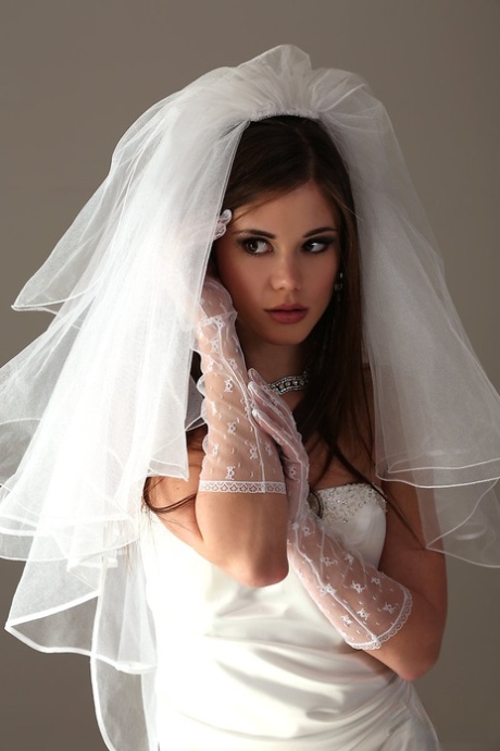 Glamour model Little Caprice strips off her wedding dress - pornpics.de