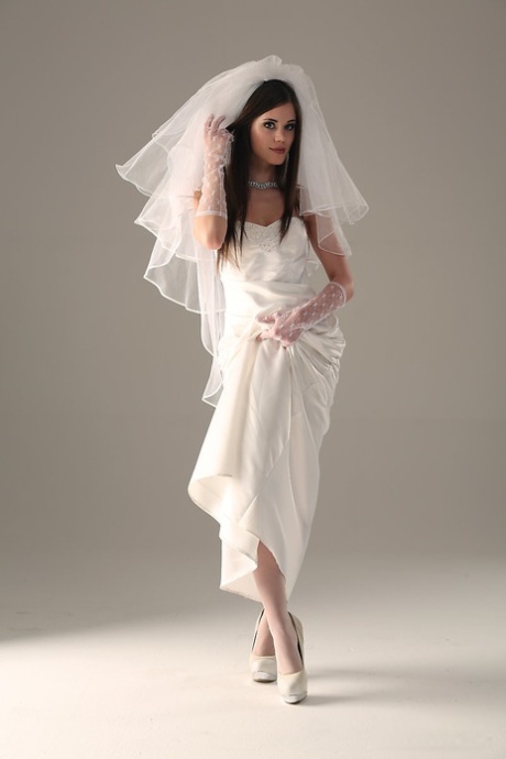 Glamour model Little Caprice strips off her wedding dress - pornpics.de