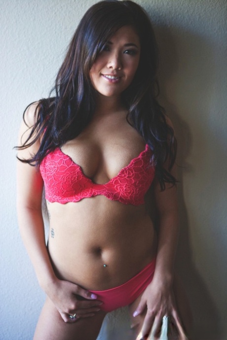 Beautiful Asian girl London Keyes works free of bra and panty set to pose nude - pornpics.de