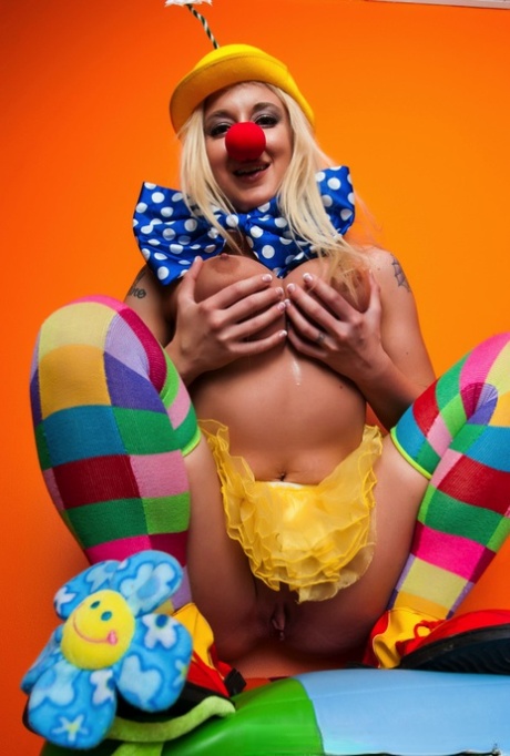 热情的COSPLAY MILF Leya Falcon穿着小丑服抚摸着她巨大的大奶子