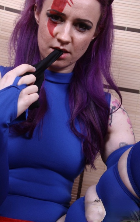 Solo girl Vellocet fingers her horny vagina attired in a cosplay outfit - pornpics.de