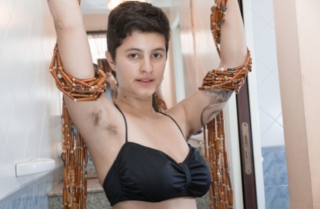 巨乳女同性恋苏在淋浴前裸露多毛的乳房和灌木丛