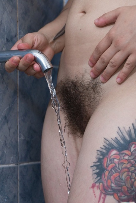 巨乳女同性恋苏在淋浴前裸露多毛的乳房和灌木丛