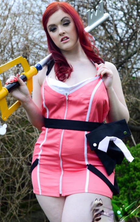 Thick redhead Jaye Rose exposes her tits and twat while attired in cosplay - pornpics.de