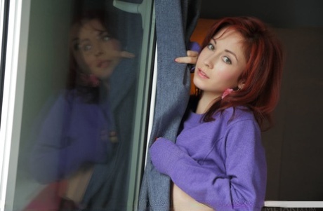 红头发的宝贝Night A在脱衣服的时候露出大的青少年乳房和修剪的阴户