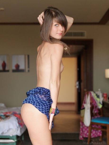 Adorable teen Mia D spreads her long legs to showcase her shaved pussy - pornpics.de
