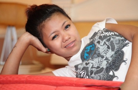 Petite Filipina teen Altea gets naked atop a bed for her sugar daddy - pornpics.de