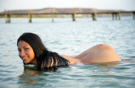 Bikini model Ruth Medina shows off her naked teen body at the beach - pornpics.de