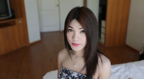 Hello Ladyboy 以 Spor 裸体照片为特色