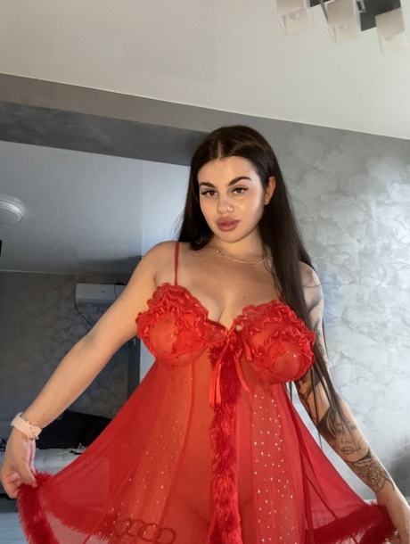 OnlyFans model Patricia Bloom teases with her cleavage & big tits in a solo