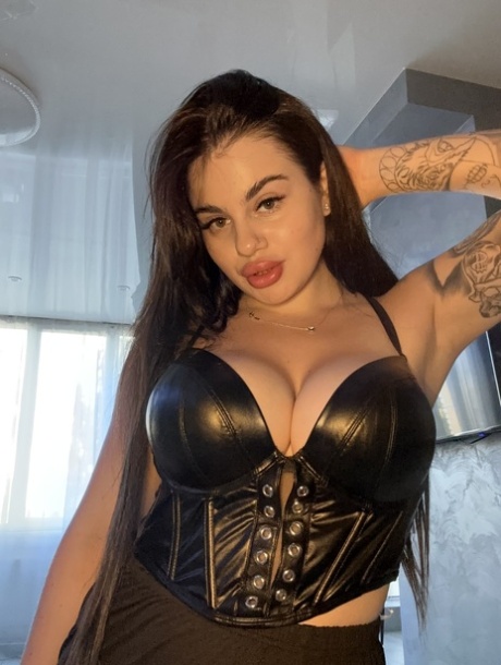 OnlyFans model Patricia Bloom teases with her cleavage & big tits in a solo