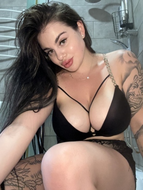 OnlyFans model Patricia Bloom teases with her cleavage & big tits in a solo