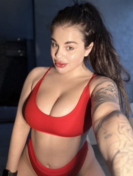 OnlyFans model Patricia Bloom teases with her cleavage & big tits in a solo