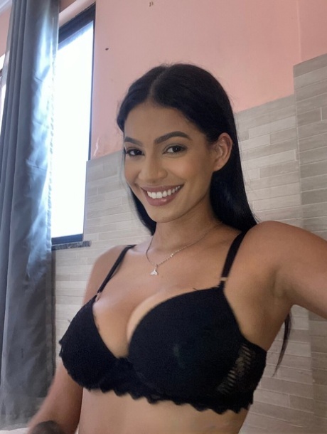 OnlyFans Livia Monteiro 表演的 Livia Monteiro Naked XXX