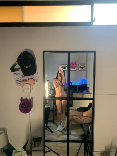 娇小的黑发少女 Jadeemoon 在单人行动中穿着袜子赤身裸体