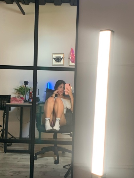 娇小的黑发少女 Jadeemoon 在单人行动中穿着袜子赤身裸体