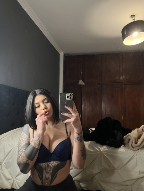 Sexy OnlyFans cam babe Mili Pie teases with her big boobs while taking selfies