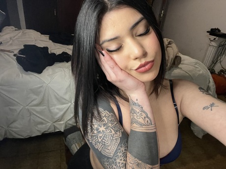 Sexy OnlyFans cam babe Mili Pie teases with her big boobs while taking selfies