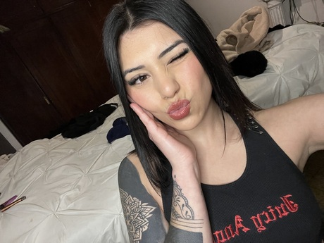 Sexy OnlyFans cam babe Mili Pie teases with her big boobs while taking selfies