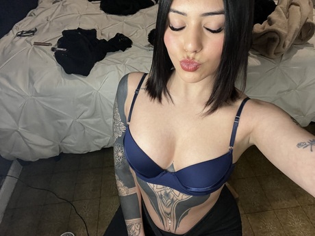 Sexy OnlyFans cam babe Mili Pie teases with her big boobs while taking selfies