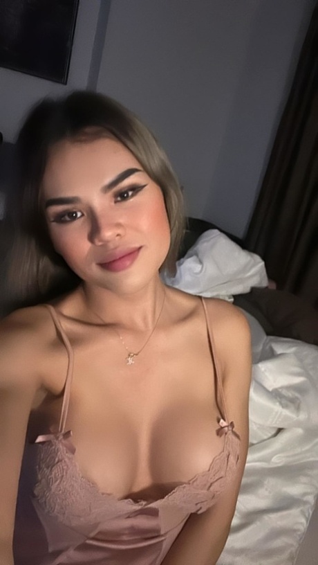 巨乳宝贝娇小变性美女在性感合集中挑逗巨乳