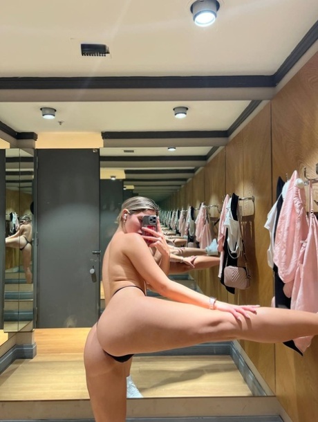 OnlyFans babe All About Diana takes selfies of her incredible curves in a solo