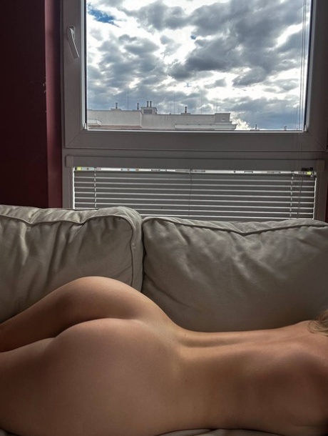OnlyFans 美女 All About Diana 挤胸秀战利品