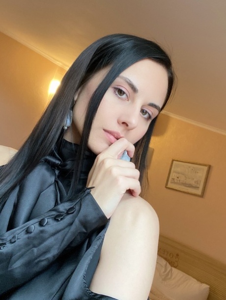 性感的 OnlyFans 女孩 Alina Berryy 在她的个人合辑中摆出撩人姿势