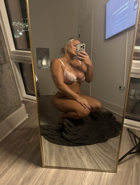 Curvy Onlyfans cam babe Lexi Gogogo flaunts her big ass in a sexy compilation