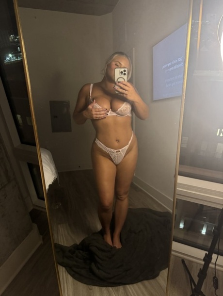 Curvy Onlyfans cam babe Lexi Gogogo flaunts her big ass in a sexy compilation