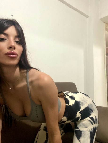 OnlyFans babe Julieta Martinez exposes her booty and cleavage in a solo