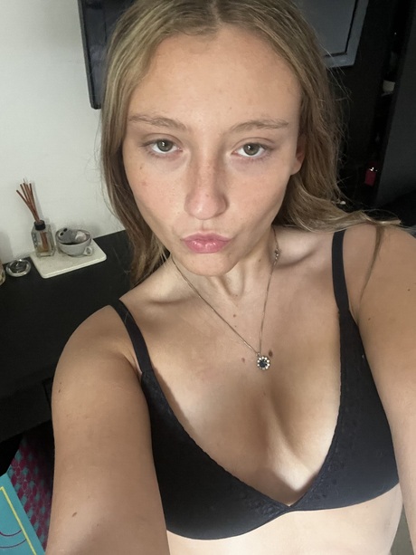 金发美女 Estell Aily 紧抿双唇，身穿胸罩和内裤套装，搔首弄姿