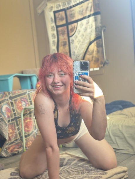 穿鼻环的业余女孩 红发艾比穿着氨纶短裤自拍