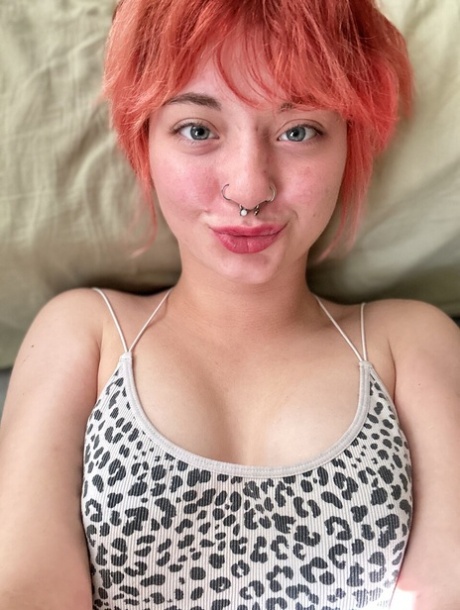 穿鼻环的业余女孩 红发艾比穿着氨纶短裤自拍