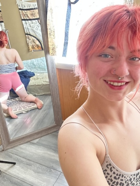 穿鼻环的业余女孩 红发艾比穿着氨纶短裤自拍