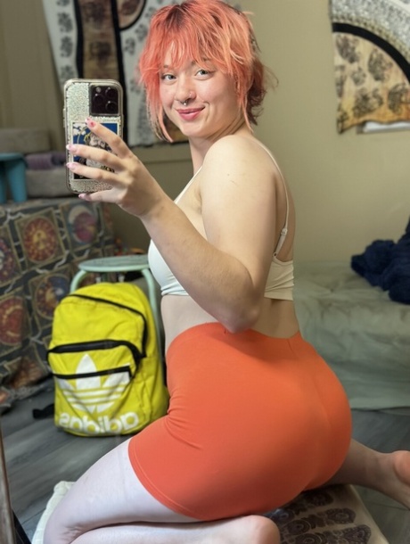穿鼻环的业余女孩 红发艾比穿着氨纶短裤自拍