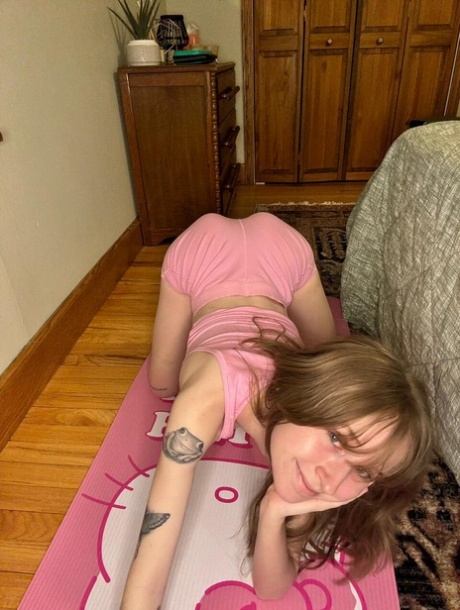 OnlyFans Teensy Bella 表演的 Teensy Bella 热门图片