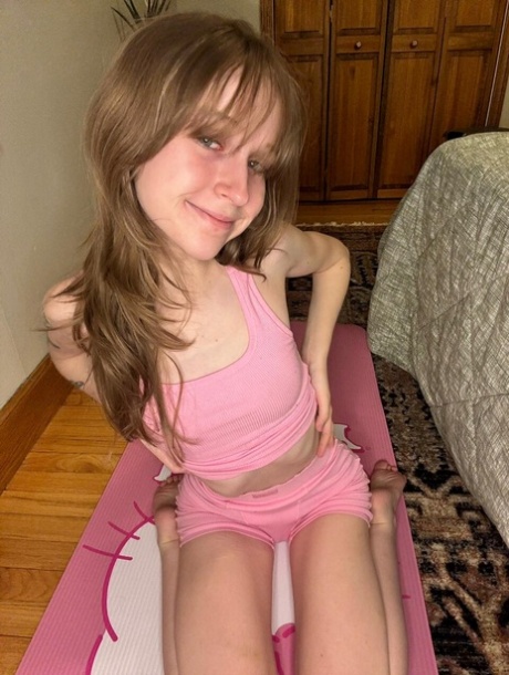 OnlyFans Teensy Bella 表演的 Teensy Bella 热门图片