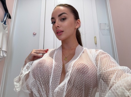 美丽的业余宝贝 Ivanka Peach VIP 露出可爱的大奶子并摆出各种姿势
