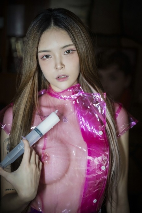 韩国美女身着透视装，手持装满精液的注射器摆姿势
